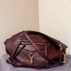 LOUIS VUITTON VINTAGE AUTHENTIC
Lumineuse GM Monogram Empreinte Shoulder Bag Red
